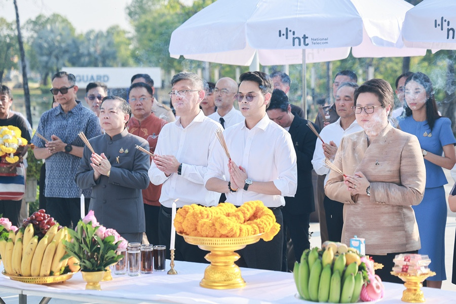 รมว.ดีอี สักการะศาลพระพรหม ก่อนเข้าทำงานกระทรวงดีอี 