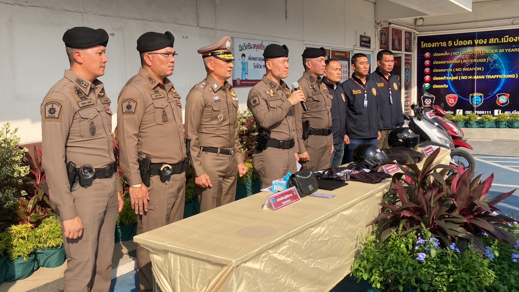 รอง ผบช.ภ.2 แถลงจับ 2 โจ๋วิ่งราวกระเป๋านักท่องเที่ยวรัสเซีย     