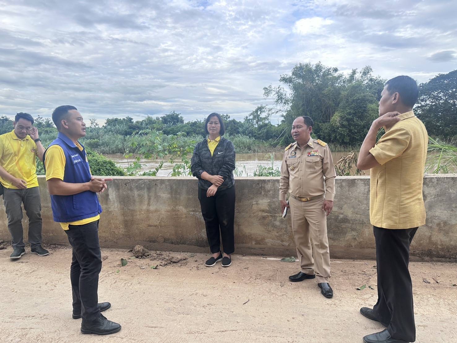 รองพ่อเมืองสุโขทัย ลุยตรวจแนวตลิ่งป้องกันน้ำยม รับพายุวิภา