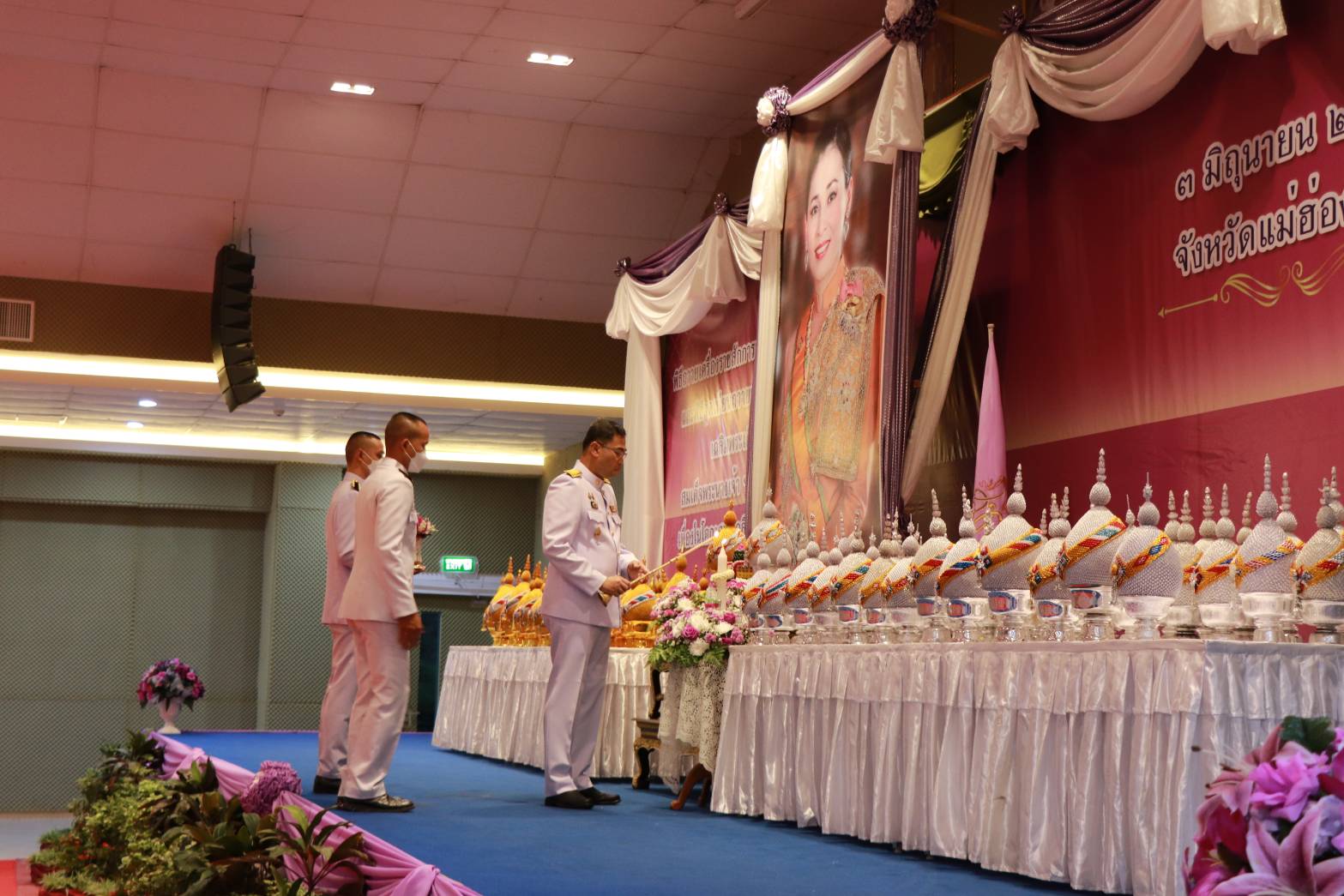 แม่ฮ่องสอนประกอบพิธีถวายราชสักการะ วางพานพุ่ม และพิธีจุดเทียนถวายพระพรชัยมงคลเฉลิมพระเกียรติ สมเด็จพระนางเจ้าฯ พระบรมราชินี