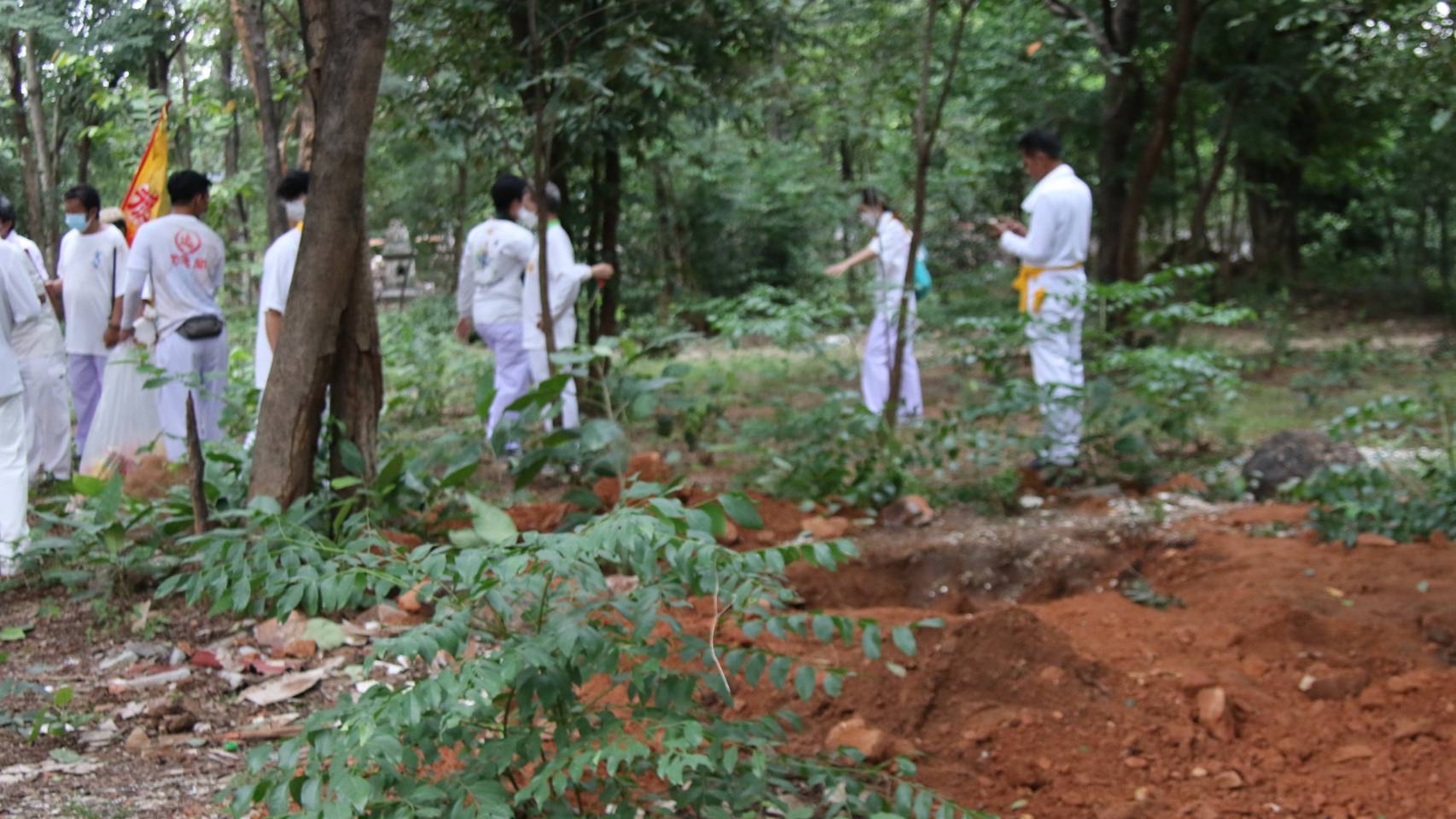 สมาคมกู้ภัยบ่อพลอยร่วมใจ-สมาคมเผยแผ่คุณธรรมเต็กก่า จีแขเกาะ ทำพิธีล้างป่าช้า เก็บศพไร้ญาติ 282 ศพ 