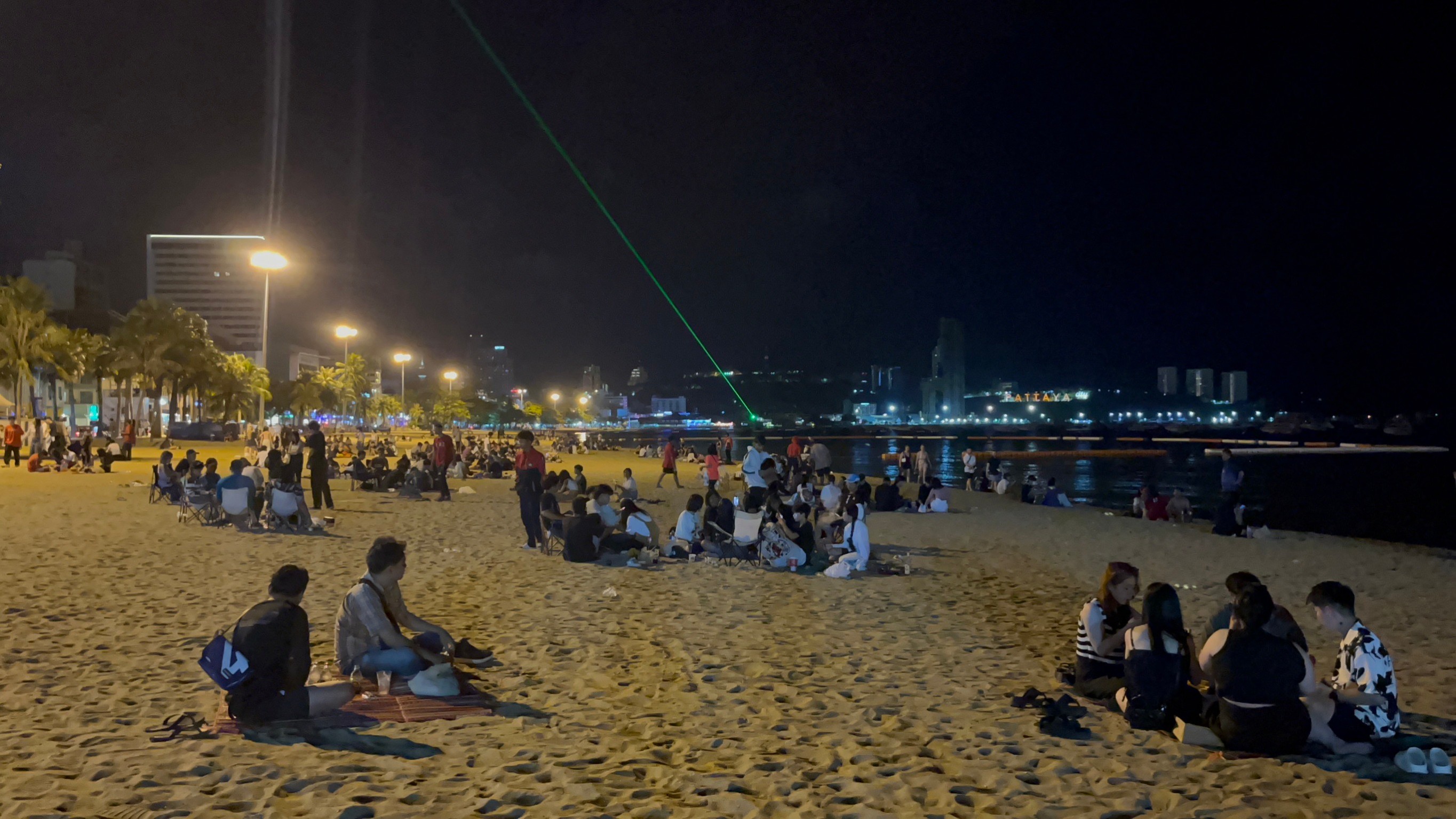 นักท่องเที่ยววอนเจ้าหน้าที่เข้มงวดจุดปรับภูมิทัศน์ชายหาดพัทยาถูกวัยรุ่นก่อกวนมีเรื่องบ่อย 