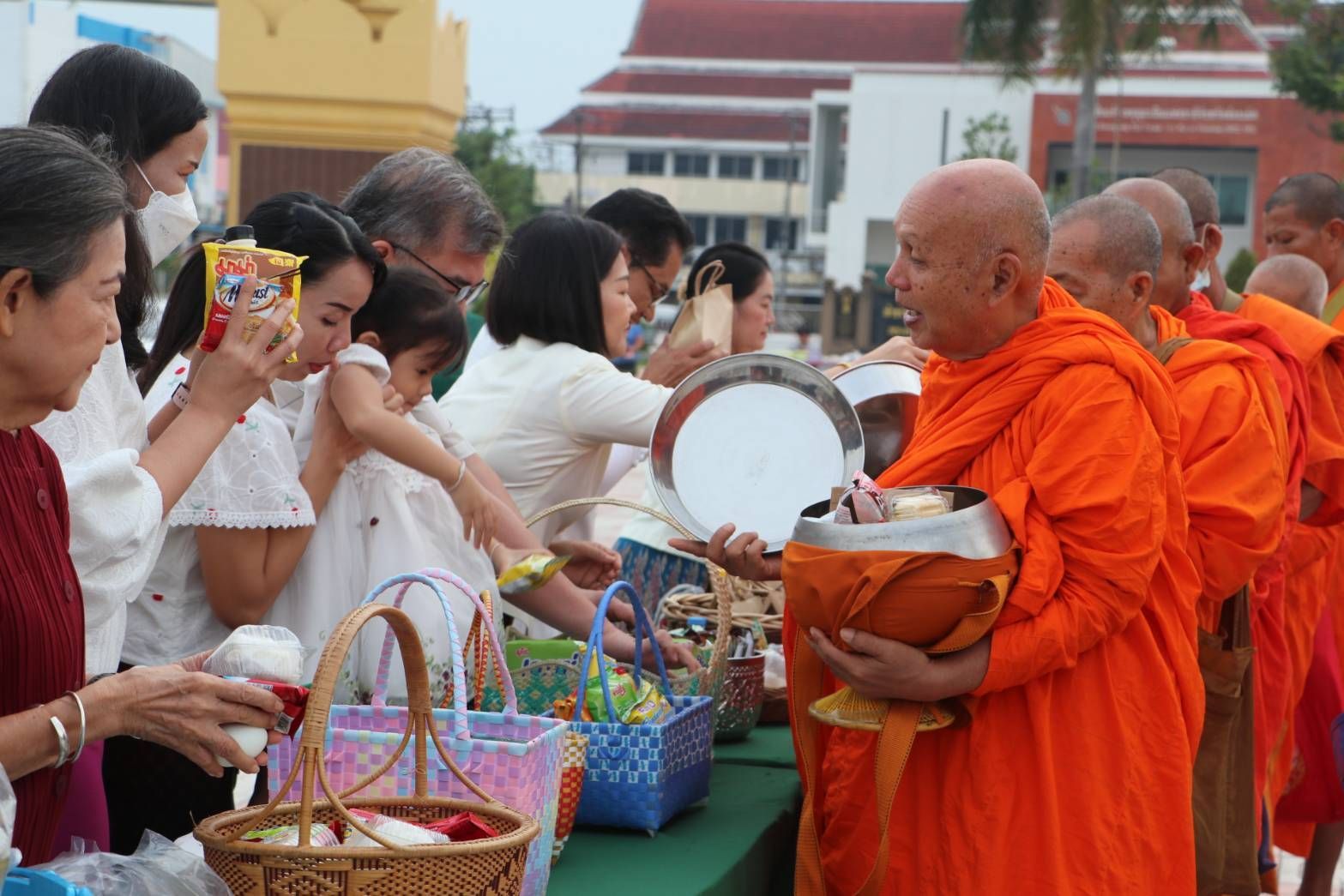  พุทธศาสนิกชนพร้อมใจ ทำบุญตักบาตรเช้าวันอาทิตย์ นอกเทศกาล เพื่อเป็นศูนย์รวมใจการทำบุญ