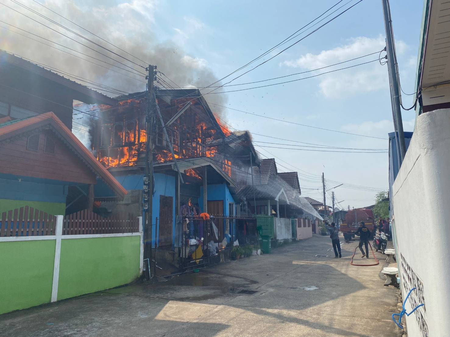 'ยโสธร'เกิดไฟไหม้บ้านโชคดีเจ้าหน้าที่ดับเพลิงสกัดไว้ทันเสียหายเพียง 3 หลัง