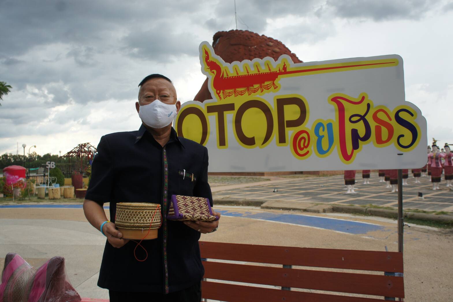 พ่อเมืองยโสธรพาชมถนนบั้งไฟไนท์มาร์เก็ต สินค้าโอทอปของยโสธร