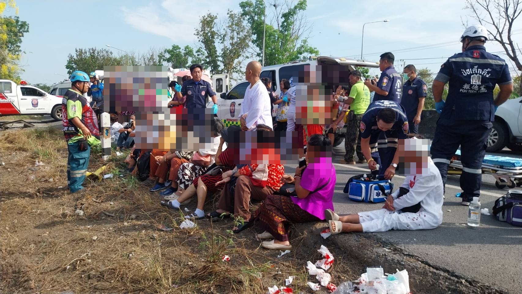 รถบัสแสวงบุญขับชนหกล้อบรรทุกแม็คโครบาดเจ็บ 25 ตาย 2รายบนถนนตลิ่งชันสุพรรณบุรี-มุ่งหน้าสี่แยกนพวงศ์