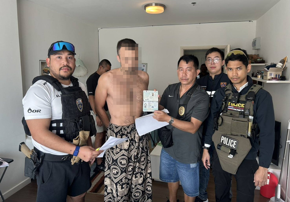 ตม.บุกจับ “พ่อค้ายาไวกิ้ง” หนีหมายแดงตำรวจสากล ซ่อนตัวคอนโดหรูหัวหิน