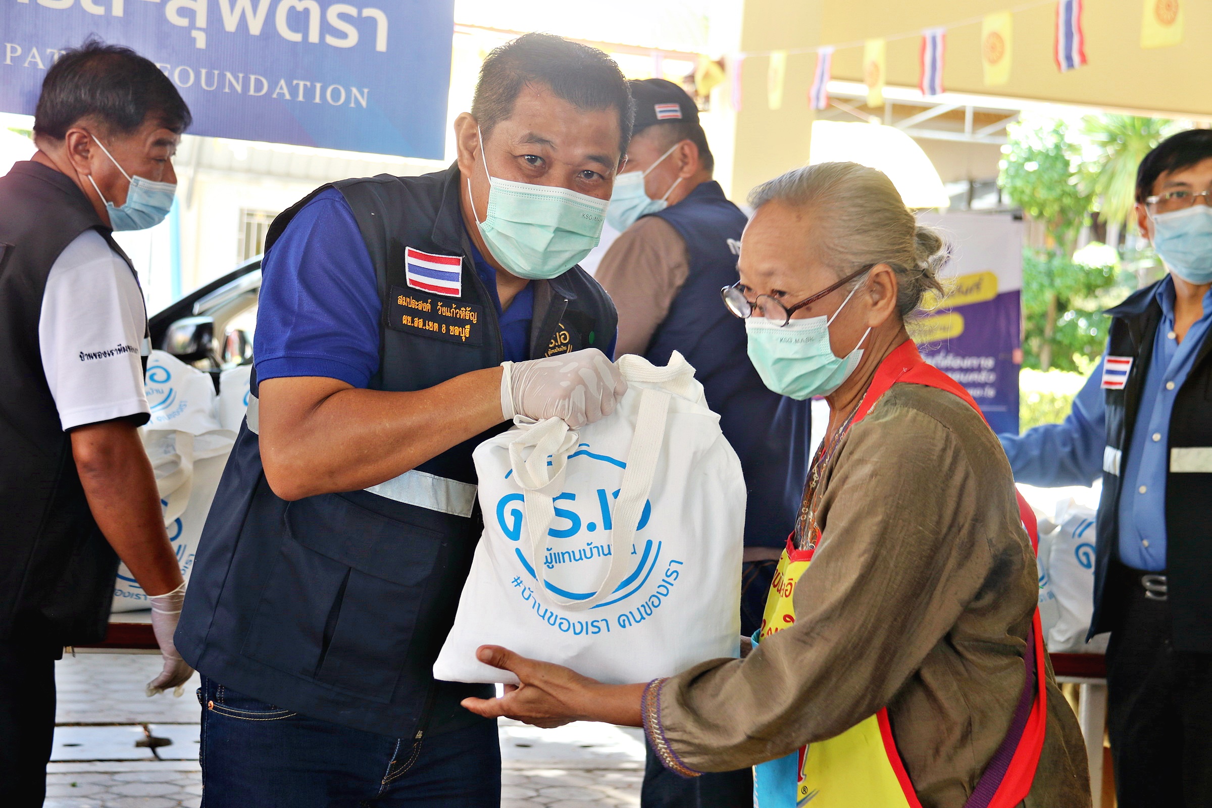 ร่วมให้และแบ่งปัน  มูลนิธิจำรัส-สุพัตรา สส.สัตหีบมอบถุงยังชีพ200ชุด ให้ชาวบ้านช่องแสมสาร 