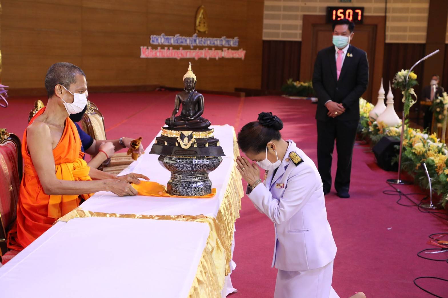 “ครูโอ๊ะ”ร่วมพิธี “มหาจุฬา สมัชชาวิถีพุทธ” ครั้งที่ 3 พร้อมมอบโล่พระราชทาน โล่ประทาน การประกวดกิจกรรมพัฒนาผู้เรียนทางพระพุทธศาสนา ครั้งที่ 5 