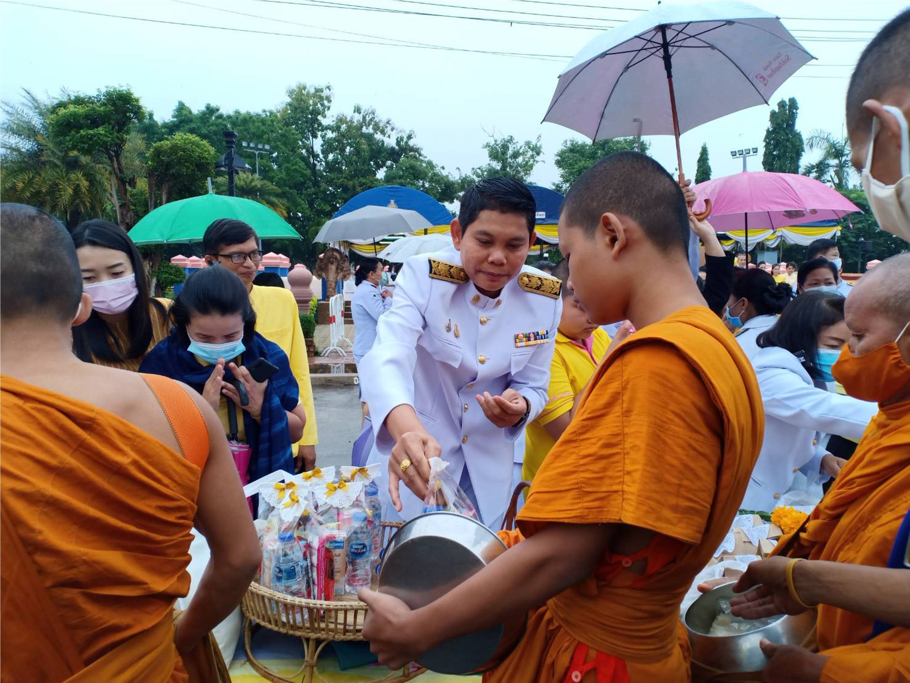 ผู้ว่าฯบุรีรัมย์ นำพสกนิกรทำบุญตักบาตรถวายพระราชกุศลในหลวง ร.9