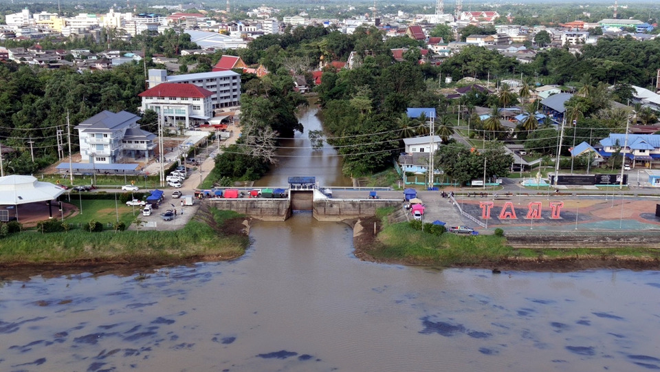 ตราดเตือนน้ำท่วมฉับพลัน! ฝนสะสมหนัก ชลประทานเร่งพร่องน้ำ เฝ้าระวังพื้นที่ท้ายอ่าง