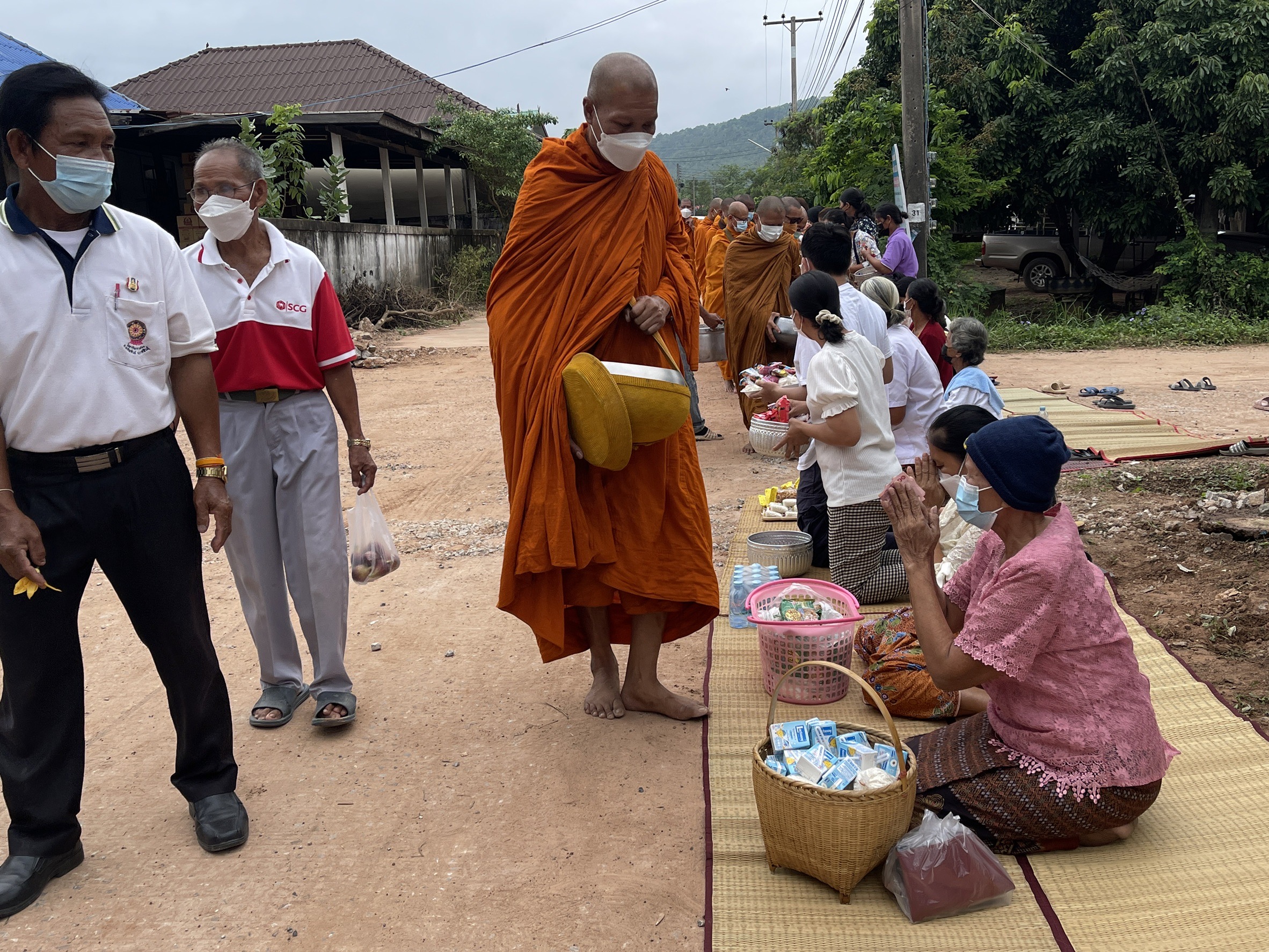 ถนนสายบุญตักบาตรแก้จนด้วยพลังบวร