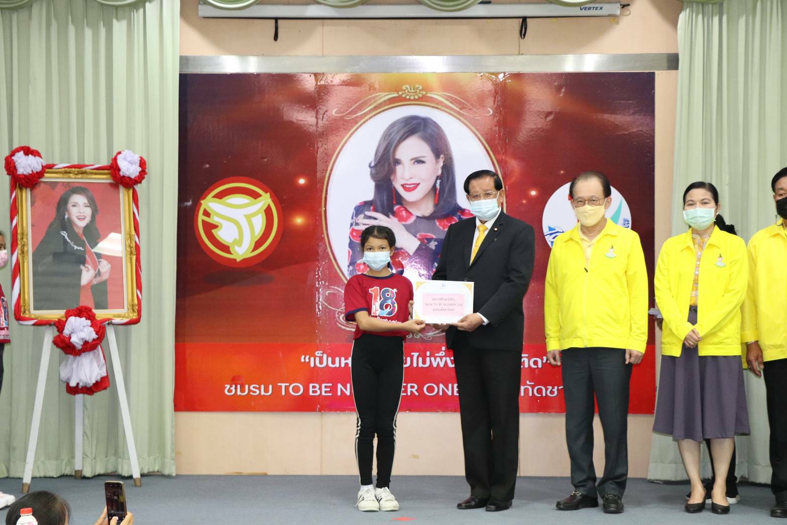 สมาชิกสภากรุงเทพมหานคร มอบทุนการศึกษาให้เยาวชนทูบีนัมเบอร์วัน