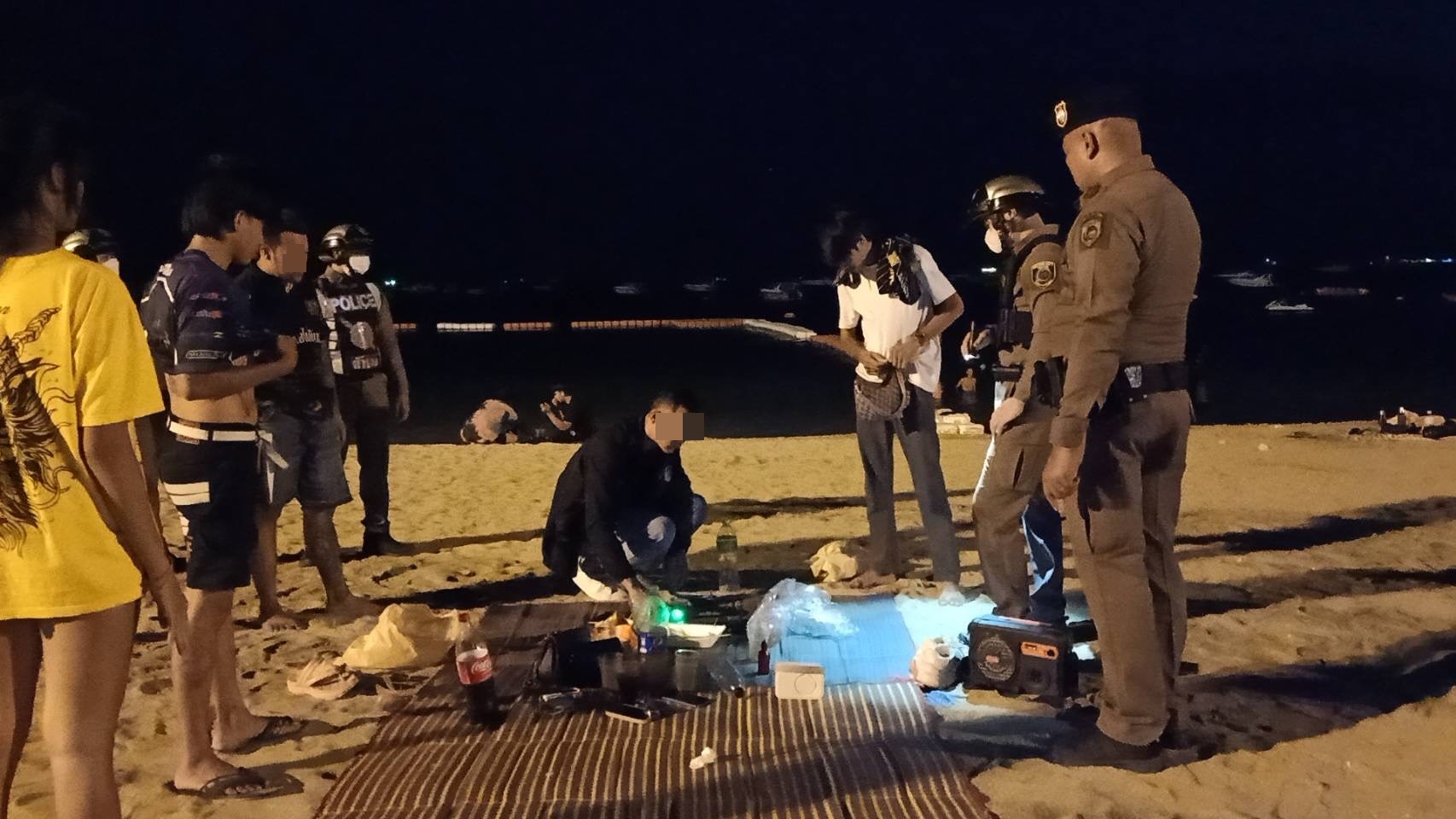 ตร.พัทยาเอาจริง เข้มตรวจชายหาดป้องกันเหตุวัยรุ่นตีกัน คืนความปลอดภัยให้นักท่องเที่ยว