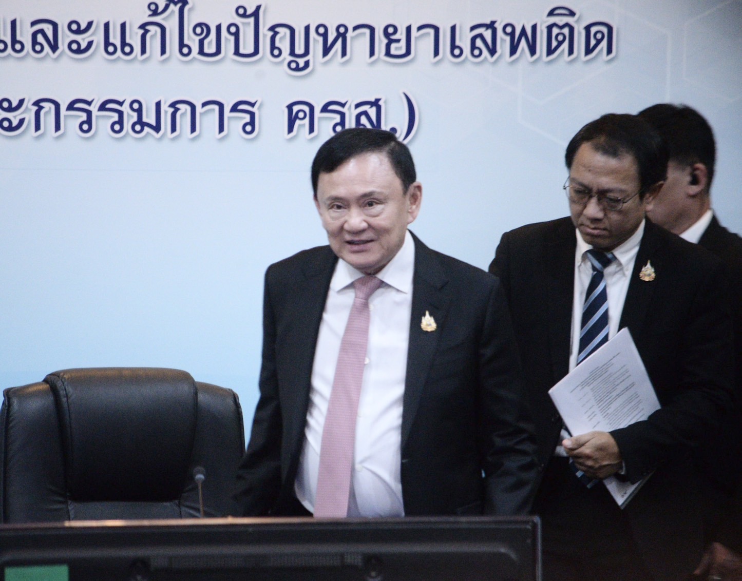 มาแล้ว ! “ทักษิณ” ปรากฎตัวสยบข่าวลือ หนีออกนอกประเทศ บอกยังอยู่ดีกินดี ไม่ได้ไปไหน " ใจเย็นๆ อายุ 70 แล้ว" 