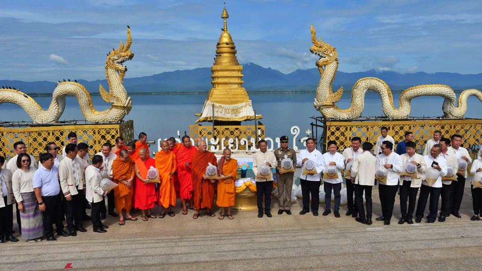 พะเยารวมพลังปล่อยปลามหากุศล เทิดไท้องค์ราชัน พร้อมระดมทุนการศึกษาเด็กยากไร้ 