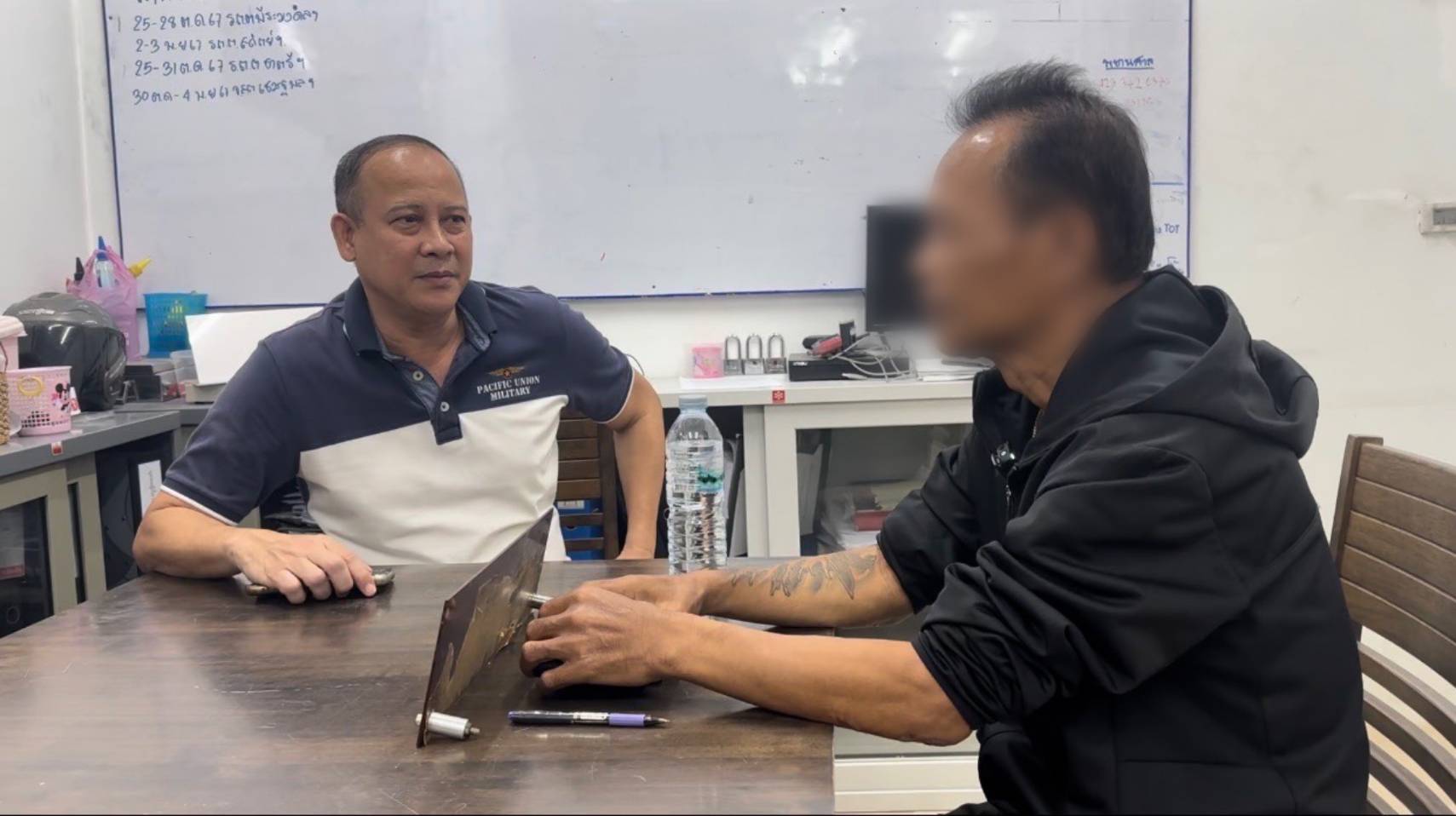 รปภ.เมากระเป๋าหายชักปืนไล่ยิงสาวคู่ขา-พลเมืองดี แถมขับรถชนซ้ำก่อนหนีกลับบ้านกอดแม่