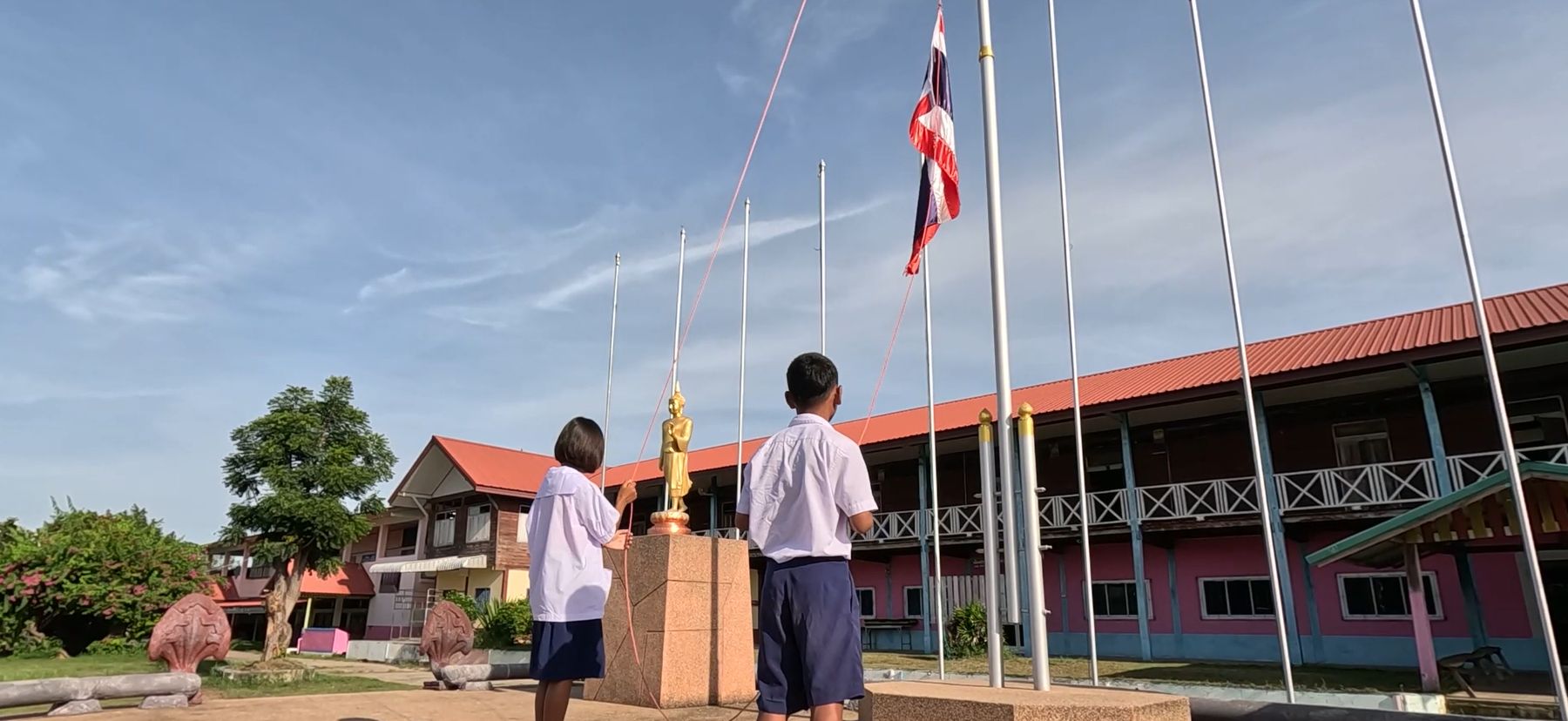 บุรีรัมย์ ครูนักเรียน ยืนสงบนิ่ง ไว้อาลัยผู้สูญเสียเหตุการณ์ ไฟไหม้รถบัสทัศนศึกษา