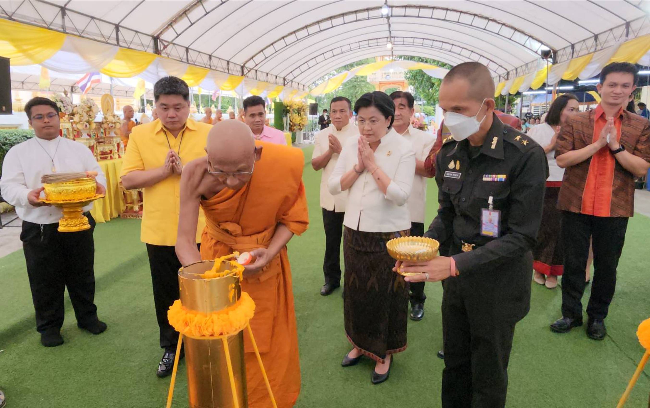 ทม.บุรีรัมย์สืบสานประเพณีแห่เทียนหล่อเทียนพรรษา พร้อมนางรำชายหญิงรำสมโภชเทียน  