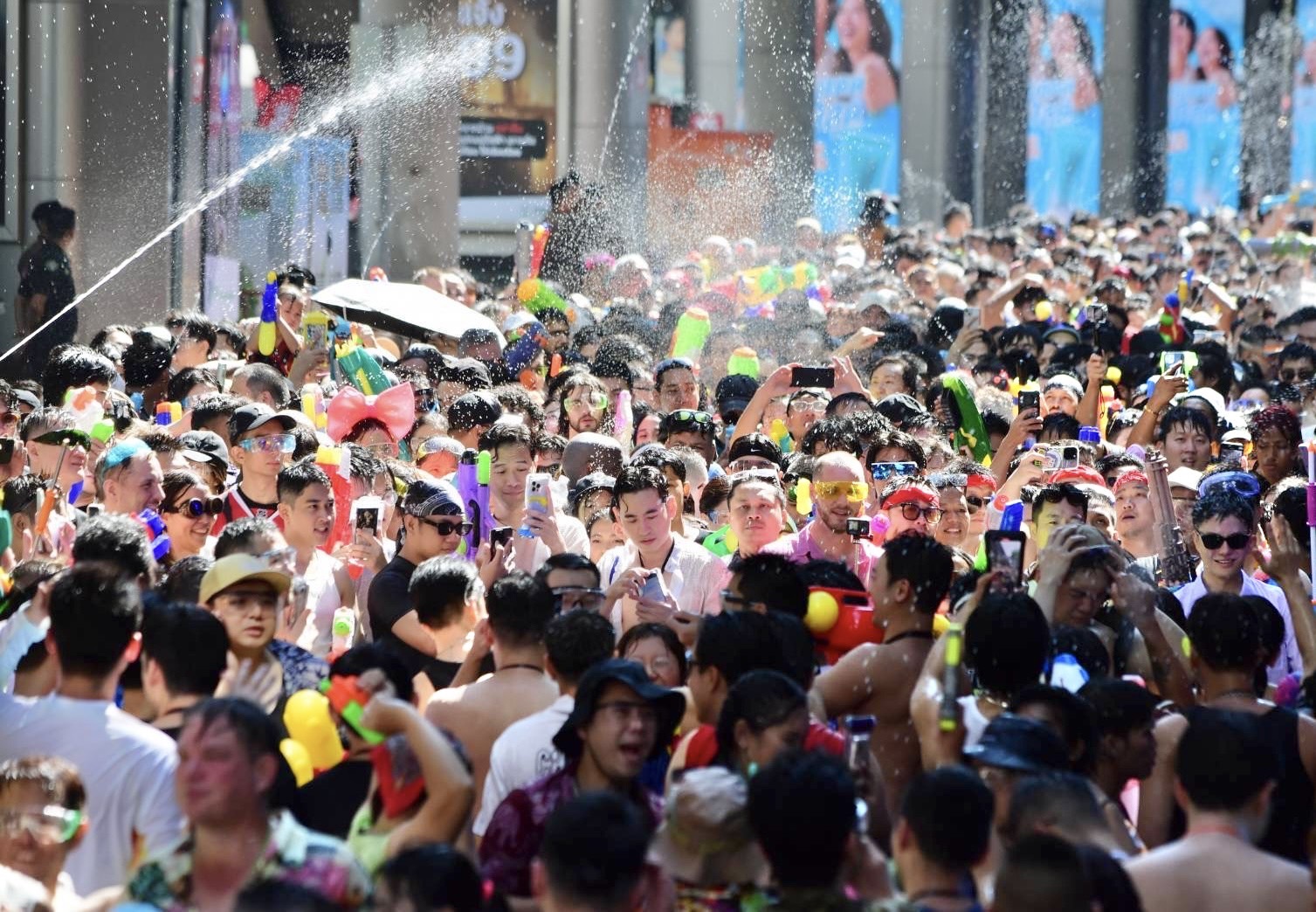 สงกรานต์สีลมสุดคึกคักมีจุดคัดกรองตลอดเส้นทางทั้งหัวถนน - ท้ายถนนสีลมกว่า 20 จุด