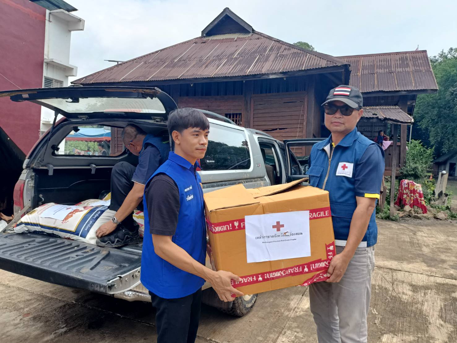 กาชาดแม่ฮ่องสอนช่วยเหลือผู้อพยพหนีภัยชายแดนไทยเมียนมา 