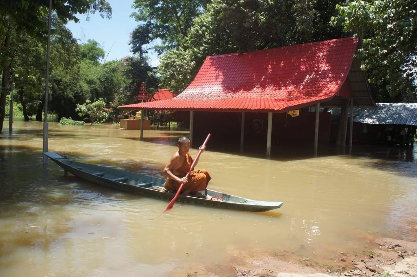 ยโสธร น้ำท่วมที่พักสงฆ์พระ 3 รูป ต้องอาศัยเรือพายเข้าออก