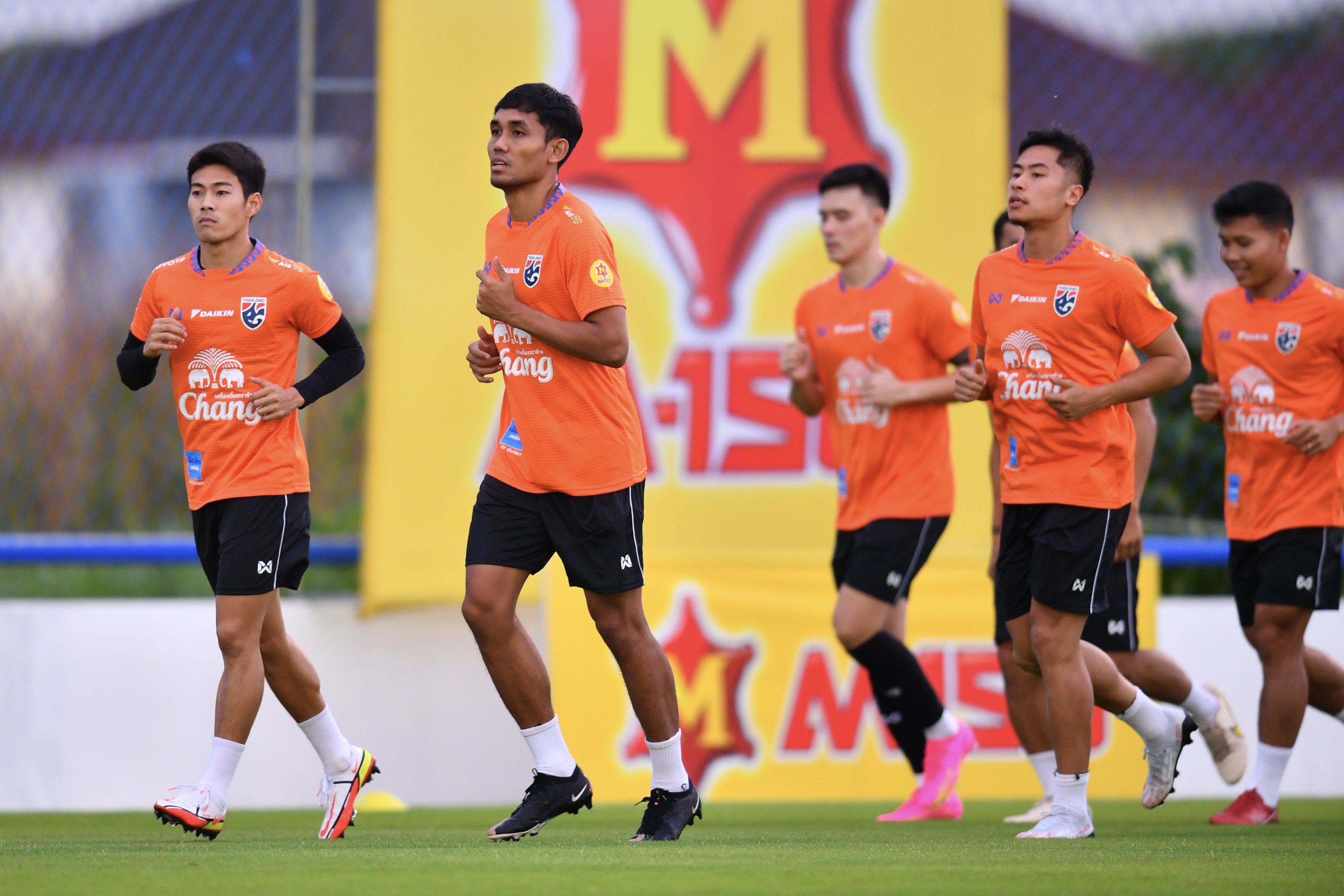 "ช้างศึก" ซ้อมมื้อแรก เตรียมพร้อมก่อนลับแข้งฟีฟ่าเดย์ "จักรกฤษ ลาภตระกูล" เผยจะทำให้เต็มที่เพื่อทีมชาติไทย