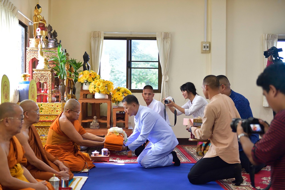 รองอธิบดีกรมการศาสนา ทำบุญถวายเพล และเครื่องสมณบริขาร แด่พระภิกษุสามเณรที่ประสบภัย
