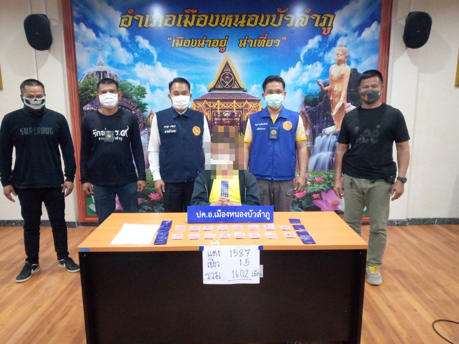 ฝ่ายปกครองรวบพ่อค้ายาบ้าทั้งขายทั้งเสพกลางหมู่บ้าน