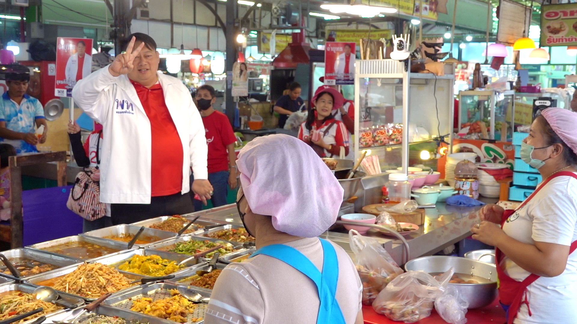 ผู้สมัคร ส.ส.เพื่อไทยปทุมธานีลุยหาเสียงที่ตลาดสดไอยราชูนโยบายเศรษฐกิจแย่คนแก้ต้องเพื่อไทย