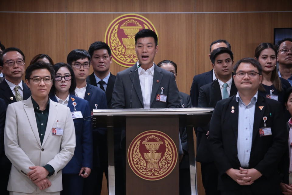 “พรรคประชาชน” ยื่น 2 ร่างแก้ไขรัฐธรรมนูญ ปลดล็อกตั้ง สสร. 150 คน ดักทางศาล รธน. ชู 3 หลักการไม่เพิ่มอำนาจ สว.