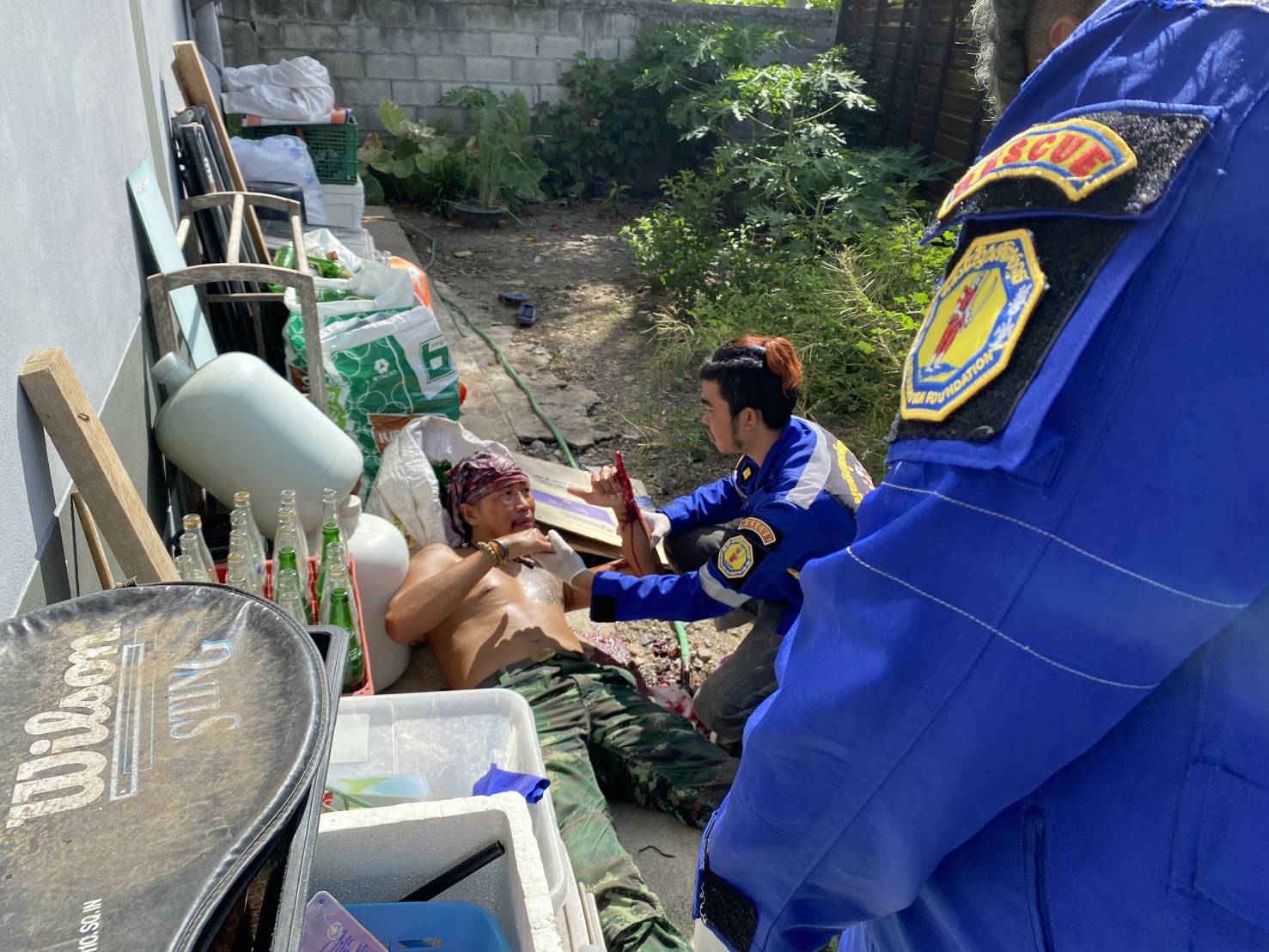 ชาวบ้านม่วงชุม กาญจน์ แตกตื่น! หนุ่มใหญ่คลุ้มคลั่งทำร้ายตัวเอง
