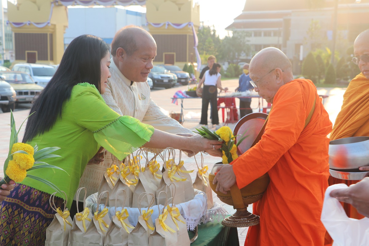 รองผู้ว่าฯร้อยเอ็ดนำพุทธศาสนิกชนทำบุญตักบาตรเช้าวันอาทิตย์เพื่อเสริมสิริมงคล 