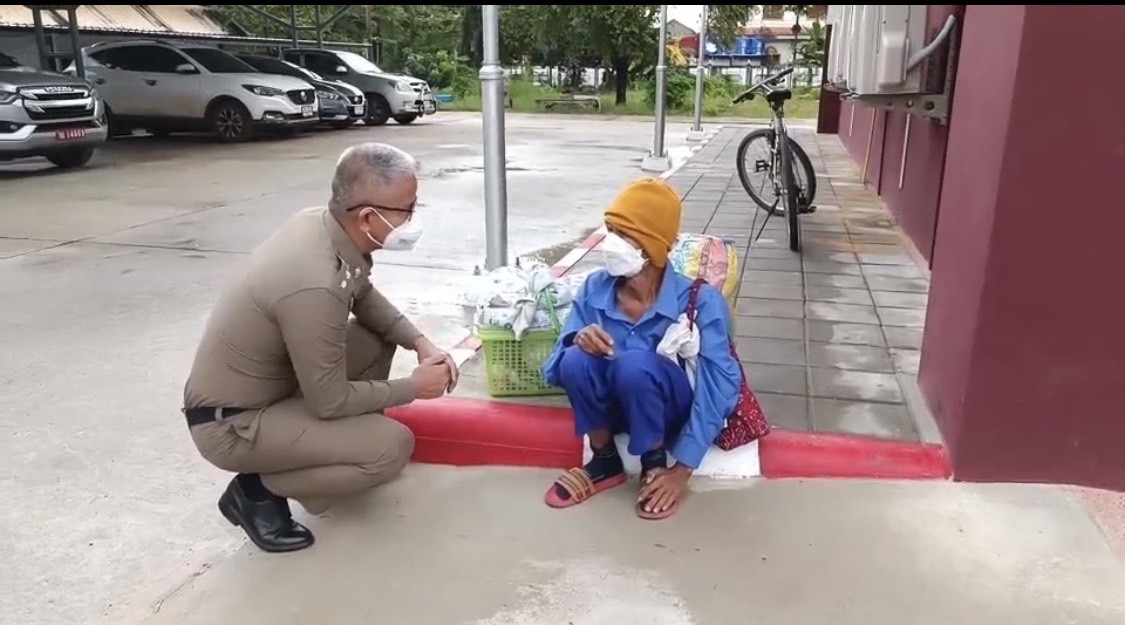 แบบนี้ต้องชม 'น้ำใจ' ตำรวจศรีสะเกษไม่ทอดทิ้งคนแก่