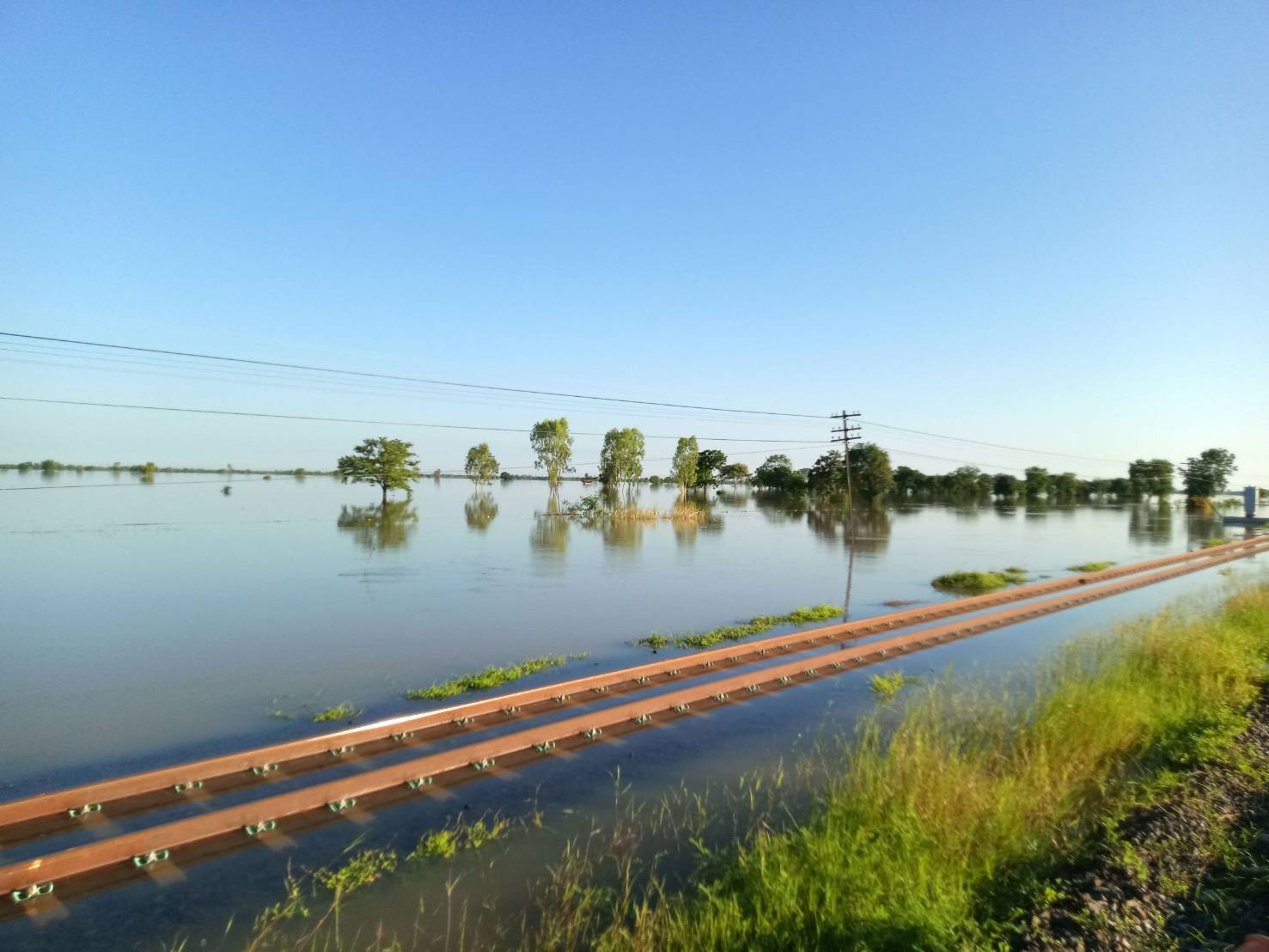 รถไฟลุยสำรวจความเสียหาย เหตุน้ำท่วมทางสายอีสาน งดวิ่งรถ 8 ขบวน 