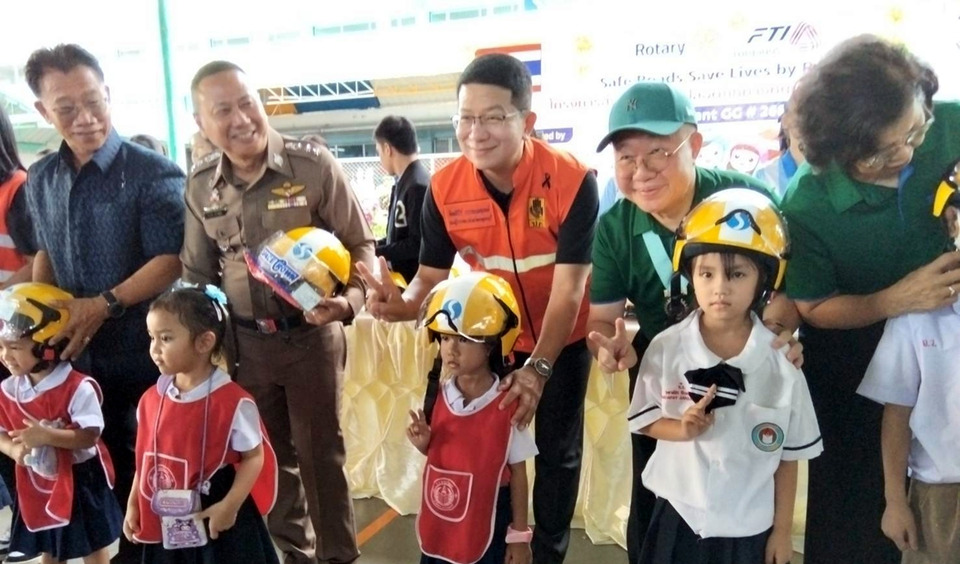 โรตารีกาญจนบุรี 8 สโมสร จัดโครงการ “Safe Roads Save Lives” ปลูกวินัยจราจรเด็ก–แจกหมวกกันน็อก