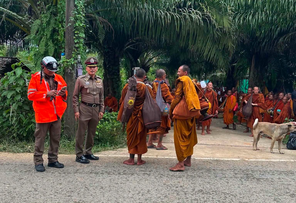 สภ.ถลางดูแลเข้ม! อำนวยความสะดวกพระธุดงค์ 150 รูป จาริกธรรมยาตราเฉลิมพระเกียรติฯ สู่วัดพระใหญ่ภูเก็ต