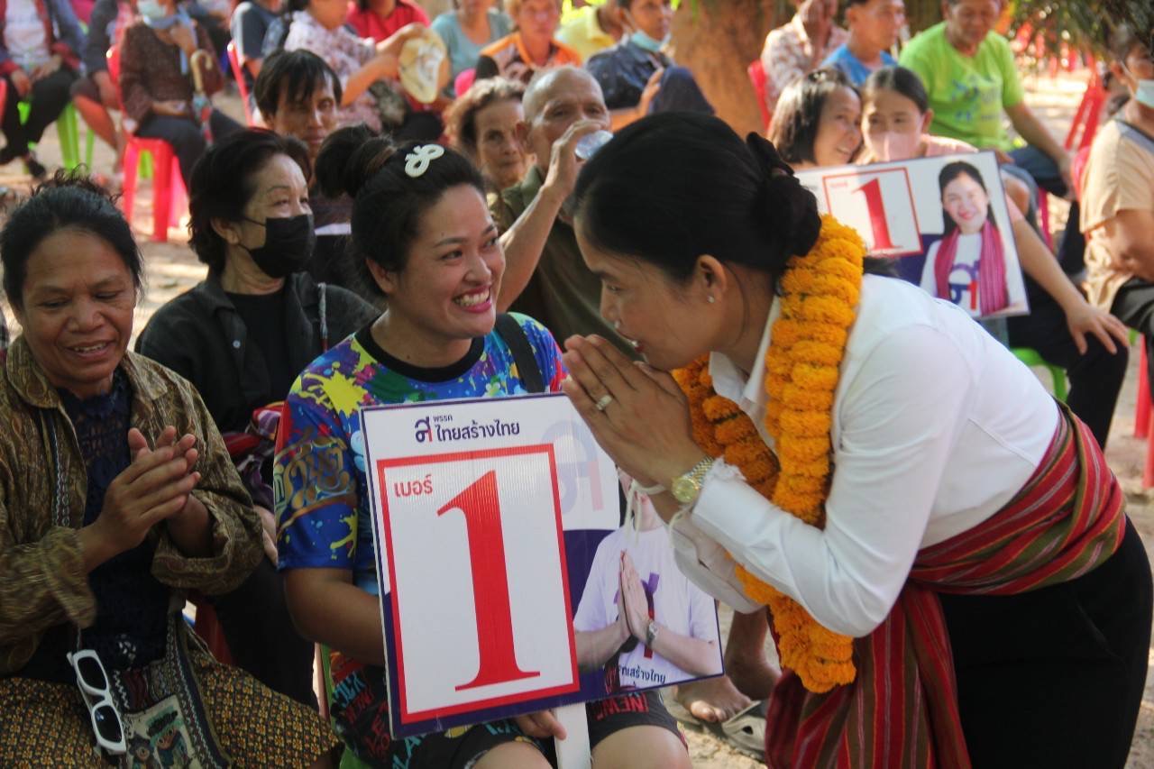 "สุภาพร"ผู้สมัคร ส.ส.ยโสธร เขต.1พรรคไทยสร้างไทย เคาะประตูบ้านชูนโยบาย ขณะที่คะแนนนิยมมาอันดับ 1