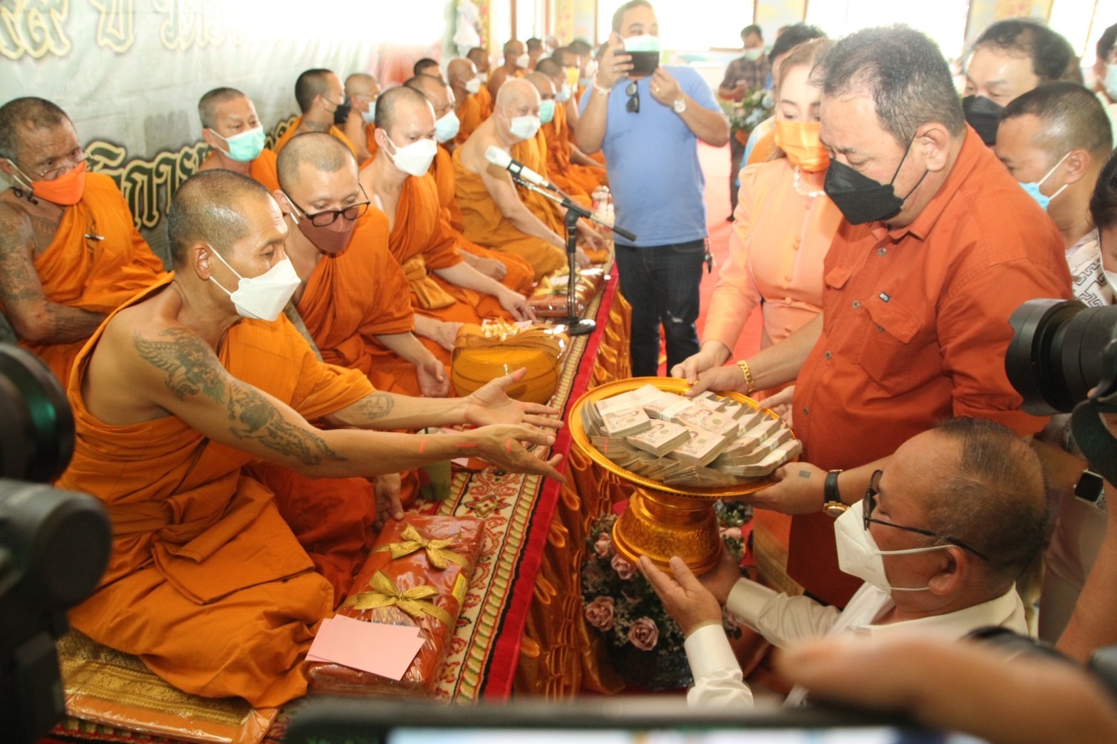 สามีภรรยา เศรษฐีเมืองกาญจน์ ถวาย 3 ล้าน หลวงปู่แผ้ว เกจิดังนครปฐม