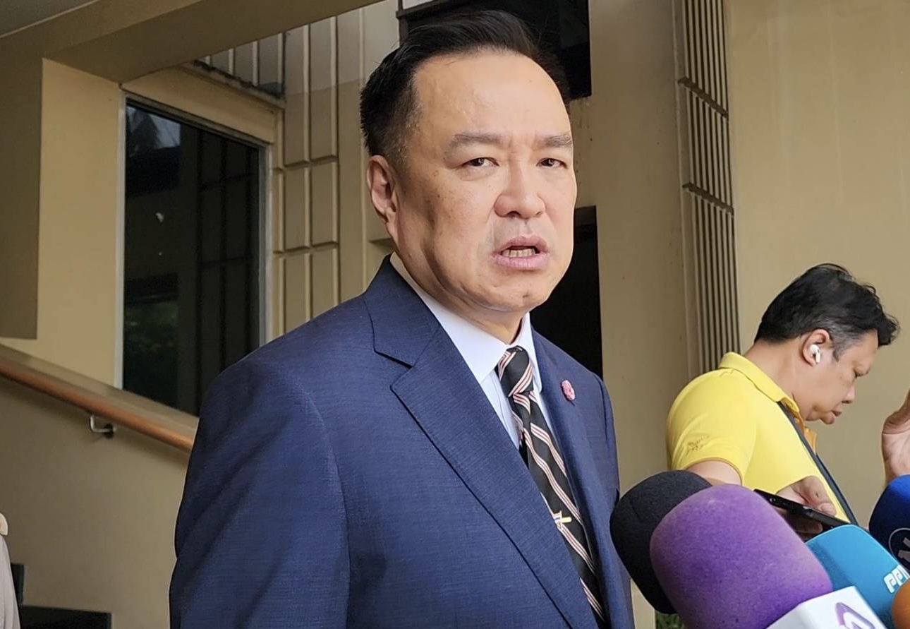 “ในหลวง” ทรงรับผู้เสียชีวิต-บาดเจ็บ เหตุระเบิด นราฯ-ปัตตานี ไว้ในพระบรมราชานุเคราะห์ เผย อส.เป็นเป้าผู้ก่อการร้าย