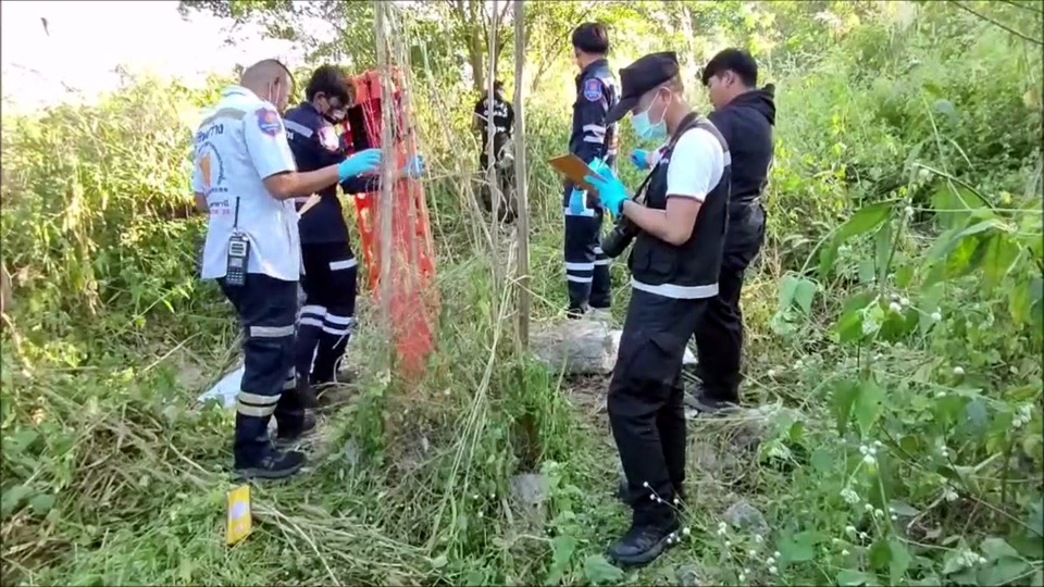 สลด! หนุ่มใช้ค้อนทุบหัวแฟนสาวดับ ก่อนฉกเก๋งหนีข้ามจังหวัด ผูกคอตายใต้ต้นไม้ข้าง บขส.