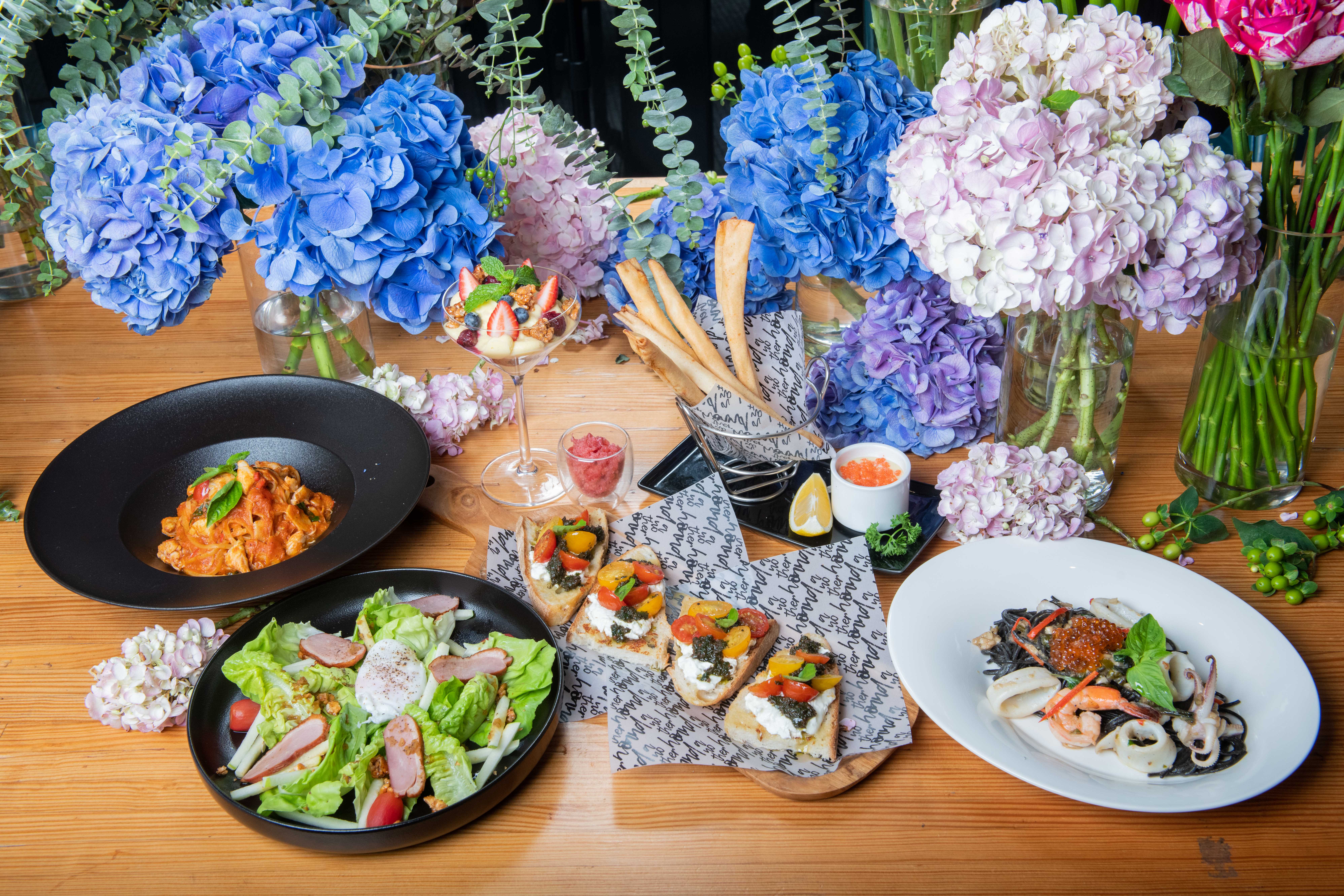 Another Hound Café และ Greyhound Café  ต้อนรับเทศกาลวันแม่ด้วยดอกไม้นานาชนิด