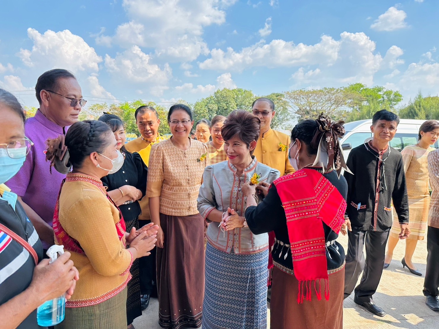 รองผู้ว่าฯศรีสะเกษ นำคณะลงพื้นที่ขับเคลื่อนวาระผ้าทอมือ "ธานีผ้าศรี...แส่ว"