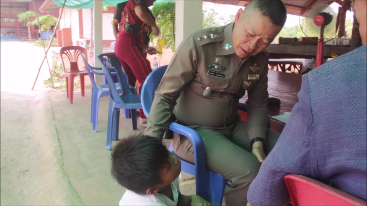 ธารน้ำใจช่วย"น้องเบียร์"อุดรธานีเดินเท้าเปล่าสู้แดดกลับบ้าน ร่ำไห้อยากจะเรียนหนังสือ 