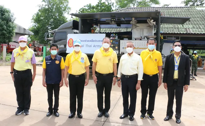 อบจ.พิจิตร จับมือ มทบ.36 'มีแล้วแบ่งปัน'  เปิดครัวสนามทำข้าวกล่องแจกผู้ประสบวิกฤตโควิด