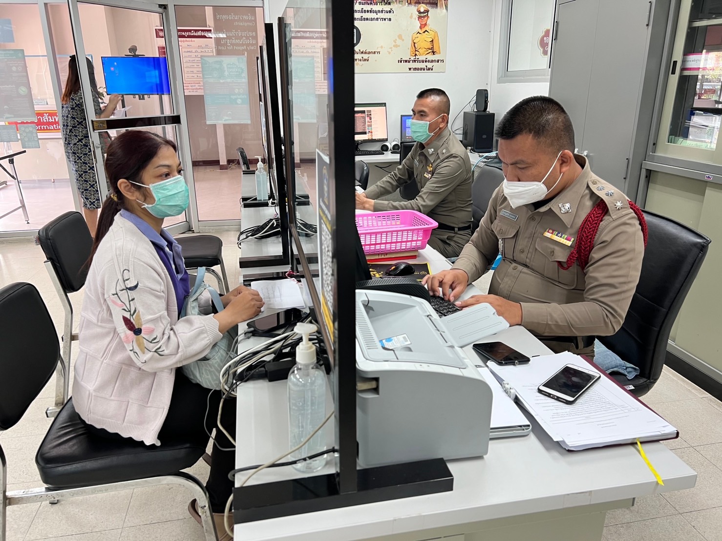 สาวศรีสะเกษร่ำไห้วอนตำรวจช่วยตามเงิน  จากแก๊งค์คอลเซนเตอร์สูญร่วม 8 แสนบาท  