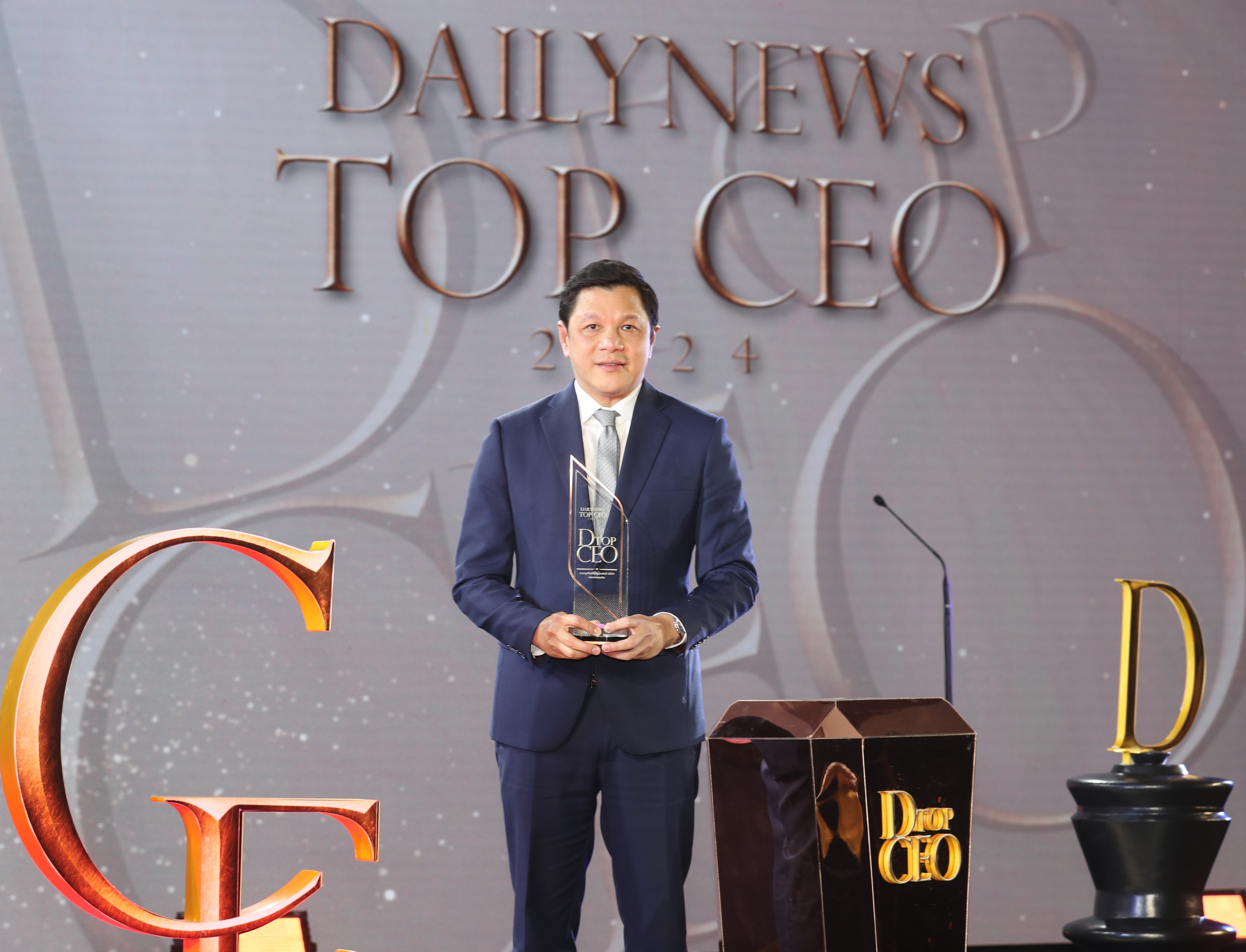 "ผอ.ออมสิน" รับรางวัล TOP CEO สาขาธุรกิจเพื่อสังคมแห่งปี 2024 