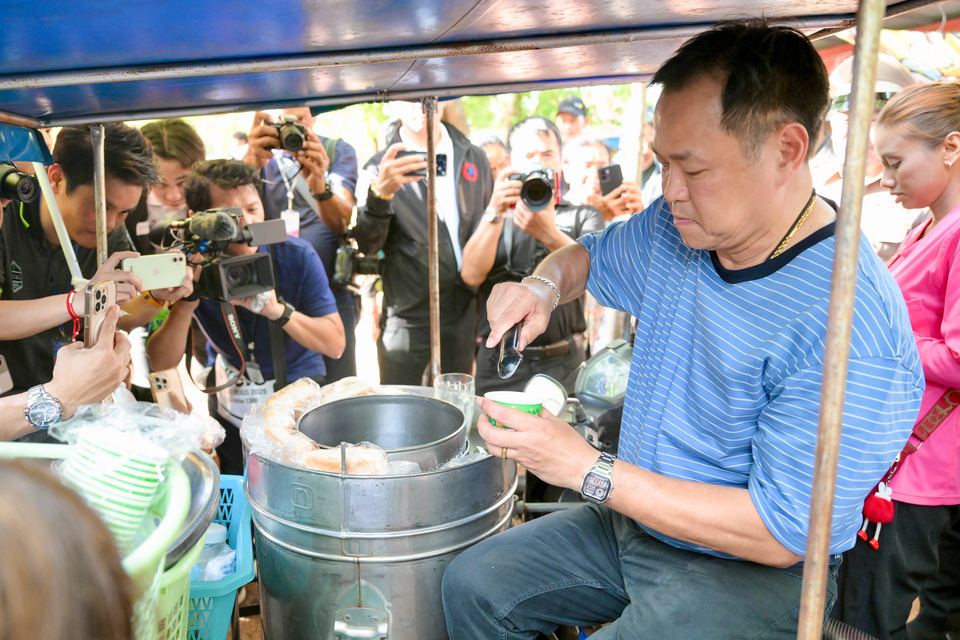 หวานเจี๊ยบมรดกโลก! นายกฯ ควงภริยาบุกศรีเทพ ก่อนสวมบทพ่อค้าตักไอศกรีมแจกเด็ก แฟนคลับกรี๊ดสนั่น