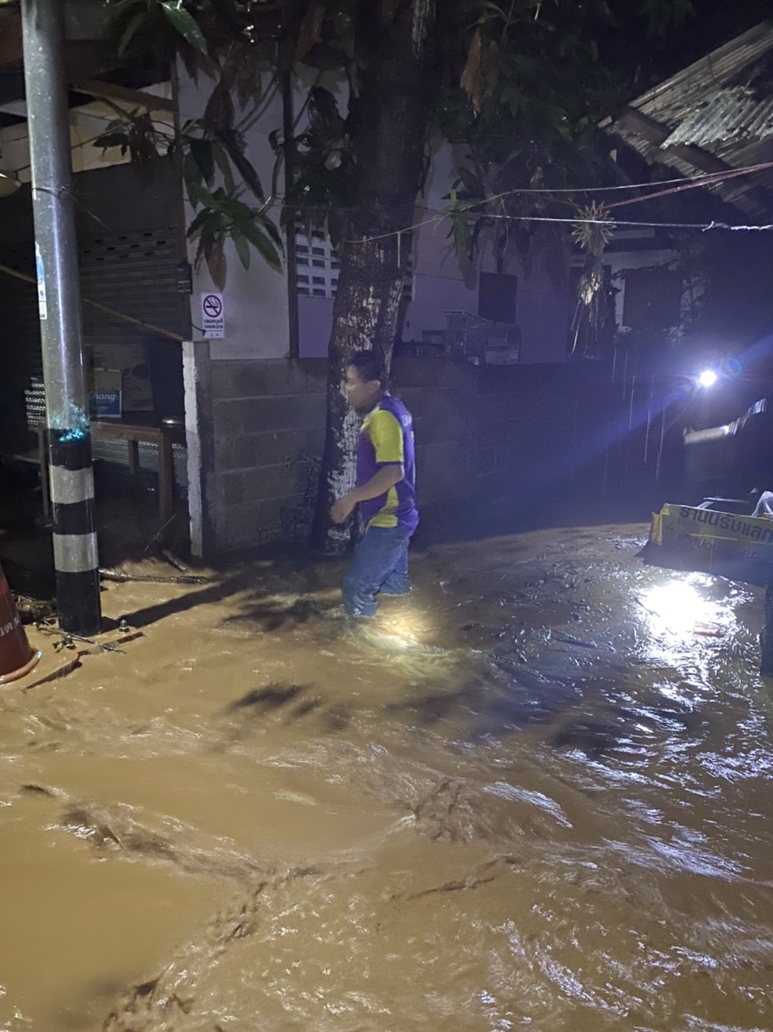 ทางหลวงแม่ฮ่องสอน - ขุนยวม ถูกตัดขาดหลังฝนตกหนัก วัดได้กว่า 90 มม.