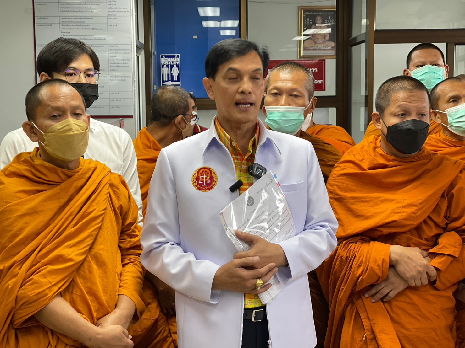 "ทนายกองทัพธรรม" พร้อมคณะสงฆ์ นำกำลังตำรวจ บุกเชิญตัว ชายแต่งกายเลียนแบบสงฆ์